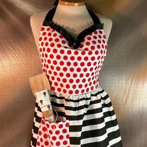 Adorable brand‎ new sweetheart apron set. W/ matching towel and spatula. New.